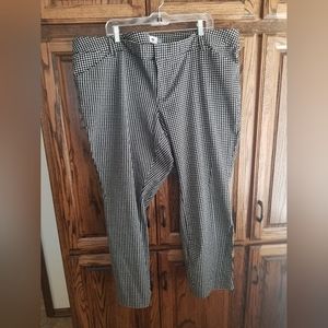 Women's plus size OLD NAVY black and white ankle pants. Size 24. NWOT.